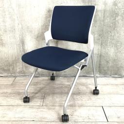 【スタイリッシュなデザインで確かな座り心地！】■イトーキ　モノンシリーズ　ネスティングチェア　ネイビーブルー　■キャスター付で移動がラクラク！【ITOKI　Monon】