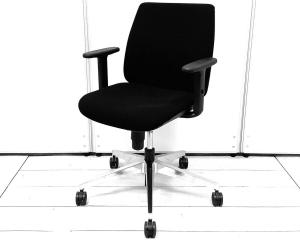 定番オフィスチェアが入荷！可動肘付きで使いやすさ◎
■プラス/U CHAIR（ユーチェア）/ブラック