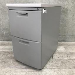 【デスク横に置いて収納と作業スペースを同時に確保！ファイル収納に強い2段タイプ！】■イトーキ（ITOKI）製　CZNシリーズ　2段脇机　W400×H700mm　■シリンダー錠　■ニューグレー　※日焼け・スレ有