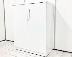 【収納物がひとめで分かる両開き戸タイプ！】■コクヨ（KOKUYO）製　エディア（EDIA）シリーズ　両開き書庫　ローキャビネット　■天板・ベース付　■ホワイト　■シリンダー錠 【弊社使用欄：A01033681】【SN】