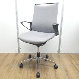 オカムラ製　モードシリーズ　ライトグレー　クロスバックタイプ　サークル肘　スタイリッシュさが人気のオフィスチェア！　インナーメッシュ構造による優しく包み込む座り心地！　肘付きミドルバックチェア！！　オフィスバスターズ東大阪店　【W】