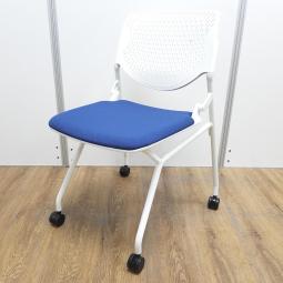 【使わない時は重ねて収納！さまざまな場面で活躍するミーティングチェア！】■オカムラ（okamura）　ルナ（RUNA）チェア　ネスティングチェア　ミーティングチェア　■背面ヌードタイプ　■座面：ブルー × 背面：ホワイト オフィスバスターズ心斎橋店