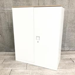 【オフィスの書類をスッキリ整理！取っ手がどの方向からでも開くマルチハンドル！】■オカムラ（okamura）製　レクトラインシリーズ　両開き書庫　ローキャビネット　H1150㎜　■ホワイト/天板：木目ナチュラル　■シリンダー錠【弊社使用欄：A01043444】