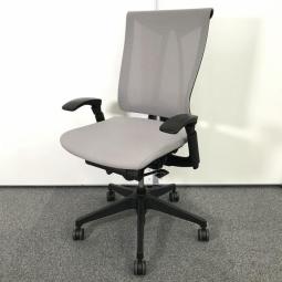 【関西倉庫在庫】イトーキ製（ITOKI）　セレーオチェア　■メッシュ背面　■可動肘付き　■ライトグレー　骨盤にしっかりフィットし体を支える高級チェア！　【弊社使用欄：A01044242】