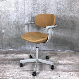 【イエロー】【働くと暮らすを越境する・リビングにもワークシーンにもなじむ快適ワークチェア！】■イトーキ（ITOKI）　バーテブラゼロサン（vertebra03）　固定肘　■5本脚　キャスター付き　■カラー　背・座面：ディープイエロー　　肘掛け・脚：ペールオリーブ　【ABW商材】【関東倉庫在庫品】【弊社使用欄：A01026660】