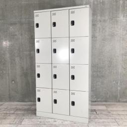 【1台限定】【2020年製の美品！】【スリムで希少な多人数用ロッカー！】※実物取っ手グレー　珍しいサイズの12人用ロッカー入荷しました！　■グレー　オフィスバスターズ梅田本店