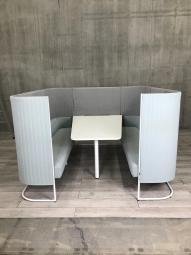 【壁やパーテーションで完全に仕切らずにゆったりと囲った6人用のセミクローズド空間！】■コクヨ（KOKUYO）製　インフレームシリーズ　6人用ファミレスブース仕様　■外側・ソファー/ ライトブルー ×  内側/ ライトグレー × ホワイト脚　■天板 ホワイト　【ABW商材】【関東倉庫在庫品】【弊社使用欄：A01042931】