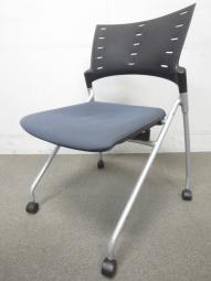 【平行ネスティングで省スペース化！】■イトーキ（ITOKI）製　マノスチェア（MANOSS）　肘無し　ネスティングチェア　ミーティングチェア　■背ヌードタイプ　キャスター付　■オフブラック ×ブラックシェル