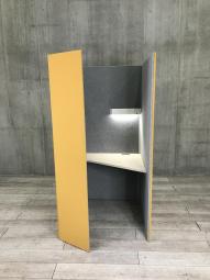 【右開口】【ワーカーの集中を高める省スペースなワークブースが入荷！】■オカムラ（okamura）製　ドレープシリーズ（テトラタイプ）　集中ワークブース 　（W1000/D1200/H1920）　■照明付き　■イエロー（内側 グレー）【ABW商材】【関東倉庫在庫品】【弊社使用欄：A01043012】