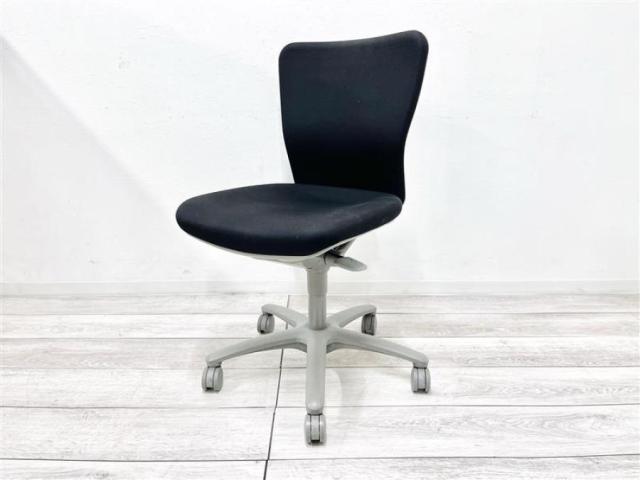 【中古】カロッツァチェア  オカムラ（okamura） 肘無ローバックチェア