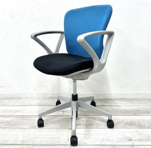 【在庫入替セール品【定価約6万円】【スタンダードなデザインで座りやすい!セルフアジャストメント機構採用であらゆるワークシーンにフィット!】■イナバ(Inaba)製 バルチェ 肘付ローバック ■背面ブルー×座面ブラック×肘・脚グレー ■サークル肘