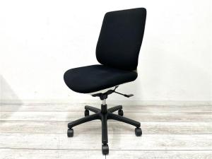 【在庫セール品】【定価4万円】【美しさが際立つシンプルデザイン！コンパクトに使えて優しい使い心地！】■イトーキ（ITOKI）製　トルテアール（R）チェア　肘無ローバック　■ブラック