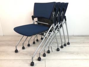 【4脚セット‼】【セミナーや会議用にオススメ！平行ネスティングで省スペース化！】/オススメ(おすすめ) /人気商品【弊社使用欄：A01012775】■背パッド付　キャスター付き　■ネイビーブルー/イトーキ製　マノス　ネスティングチェア