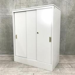 【在庫セール品】【定価約9万円】【引き違いだから扉の開閉スペースの心配なし！狭い空間にも設置が可能！】■オカムラ（okamura）　42ストレージシリーズ　ローキャビネット　引き違い　3枚扉　■グレー　■シリンダー錠　■天板/ベース付き