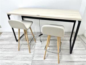 【セット商品】【定価約20万円以上】【カフェのようなオシャレな空間を演出可能なハイテーブルとハイチェアのセット！(テーブル×１台/チェア×２脚）】■オカムラ/アルトピアッツァ　■カウンターテーブル　■ナチュラル天板/ブラック脚　■コンセントユニット付(2口)　　■オカムラ/L114シリーズ　■カウンターチェア　■アイボリー　■座面布製/脚木製※セット商品のため配送料は要相談になります。