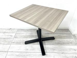 【定価約8万円】【カフェのようなオシャレな空間を演出！木目天板の角テーブル入荷！】■オカムラ/ライブス　■ナチュラル天板×ブラック脚　■リフレッシュルーム、給湯室などにお勧め！