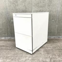 【正面に取っ手が無いフラットなデザイン!キャスター付でレイアウト変更がスムーズ!】■オカムラ(okamura)製 プロユニットシリーズ 3段ワゴン フリアド用ワゴン H650㎜ ■ホワイト ■シリンダー錠 ※キズ・塗装剝がれ有