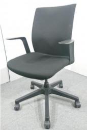 【人気のブラックカラーの肘付きＯＡチェア！】■オカムラ製　オムネス　●背中を包みこむような座り心地！【AD】