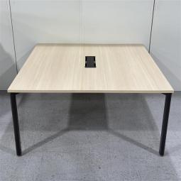 【無駄を削ぎ落した「シンプルデザイン」でレイアウト自由自在！】■内田洋行　■プレナ　■ナチュラル　■アジャスター付き　■浅型配線トレー付き　■w1400×d1200×h720　中古　オフィスバスターズ東大阪店【K11】