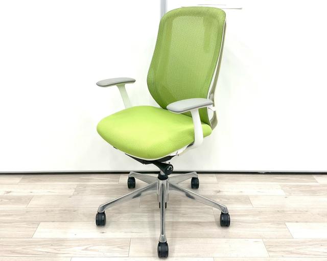 【前傾チルト機能付き】【オカムラ製品で最も人気を集める高機能メッシュチェア！】■オカムラ（okamura）製　シルフィ（Sylphy）チェア　肘付き　ハイバック　背面メッシュ　■固定肘・ハンガー付き　※フレーム日焼け有　■ライムグリーン×ホワイトシェル【弊社使用欄：A01039003  K】