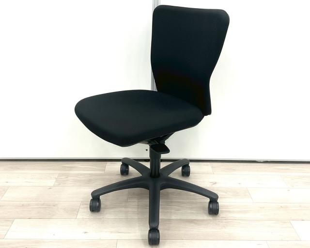 【中古】カロッツァチェア  オカムラ（okamura） 肘無ローバックチェア