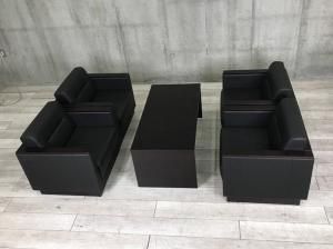 【オカムラ製1Pソファー4＋センターテーブルの応接セット】【高級感溢れるレザー生地！ミドルクラスの応接セット！】■オカムラ（okamura）製　■応接セット一式 / 1人用ソファ4台＋センターテーブル　■ソファー：レザー：ブラック＆肘：ブラウン　センターテーブル：木目ブラウン【ABW商材】【関東倉庫在庫品】【弊社使用欄：A01043235】