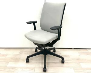 【人間工学に基づいた快適な座り心地！背によりかかるとバックシェルのグリッドが変形し、やさしくワーカーの身体を支えます！】■オカムラ(okamura)製　ヴィスコンテチェア　(Visconte)　肘付ハイバック　プレーンタイプ　■固定肘　■ライトグレー×ブラックシェル【弊社使用欄：A01035580】