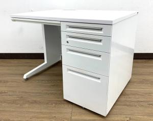 【在庫セール品・6台限定】【T11】 ■オカムラ（okamura）製　アドバンスシリーズ（ADVANCE）　片袖机　W1000mm　■右袖4段　■ネオホワイト　■シリンダー鍵【袖引き出しが４段！コンパクトサイズで人気の片袖デスク！】