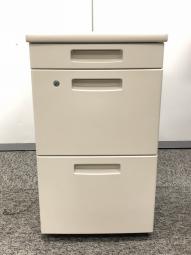 【入荷の少ない脇机！デスク上を延長したい方にオススメです！!】■コクヨ（KOKUYO）製　BS＋シリーズ　3段脇机　H700㎜　■シリンダー錠　■ニューグレー