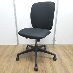 スチールケース製　アプト　ブラック　ローバック　肘無し　座り心地に配慮した厚めのクッションが好評！　オフィスの執務室や事務所などにおすすめ！　肘無しローバックチェア！！