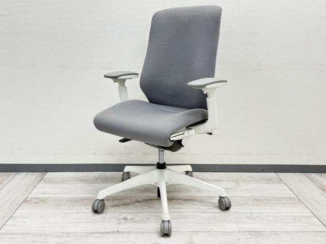 【2022年製】体に沿う白フレームの上質ワークチェア #岐阜市 #大垣市 #多治見市 #羽島市