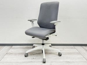 【2022年製】体に沿う白フレームの上質ワークチェア #岐阜市 #大垣市 #多治見市 #羽島市