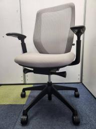 【三次元曲面が快適にフィット！！前傾チルト機能付の大人気メッシュチェア！】■オカムラ（okamura）製　シルフィー（Sylphy）　肘付きハイバック　メッシュバック　可動肘　■ダークグレー × ブラックシェル