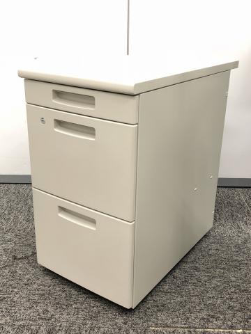 【収納と作業スペースを同時に確保!!】コクヨ製 BSシリーズ ニューグレー H700 3段 脇机 収納 キャビネット 格安 中古家具 福岡 九州最大級《オフィスバスターズ福岡博多店は、福岡を拠点として、日本全国へ中古オフィス用品・オフィス家具を提供しております》