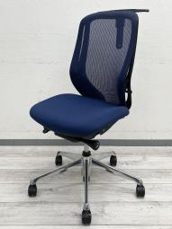 【メッシュチェア】【前傾機能チェアの代名詞!背のカーブを変えられる新感覚のオフィスシーティング!】■オカムラ(okamura)製 シルフィー(Sylphy)チェア 肘付き ハイバック 背面メッシュ ■可動肘 ■ハンガー付 ■ブルー×ブラックシェル