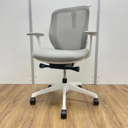 オカムラ製　シルフィーシリーズ　ライトグレー　ホワイトフレーム　デザインアーム※固定肘　コートハンガー　樹脂脚　メッシュ仕様　大人気前傾チェア　背のカーブを変えられる新感覚のオフィスシーティング　肘付きローバックチェア！！