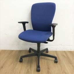 【シンプルなデザインと厚みのあるクッションが大人気！】オカムラ（okamura）製　スラートチェア（sulato）肘付　ハイバック　可動肘　ミディアムブルー×ブラックシェル　格安　中古家具　福岡　九州最大級《オフィスバスターズ福岡博多店は、福岡を拠点として、日本全国へ中古オフィス用品・オフィス家具を提供しております》