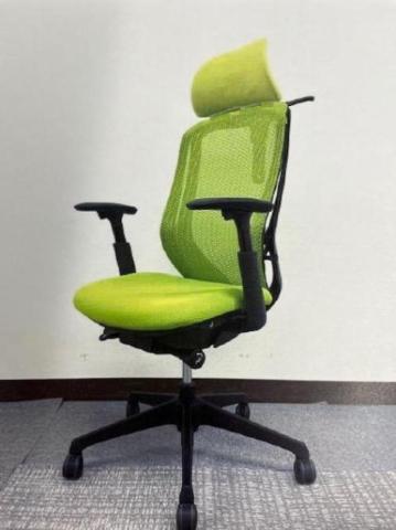 【前傾チルト機能付き】【オカムラ製品で最も人気を集める高機能メッシュチェア！】■オカムラ（okamura）製　シルフィ（Sylphy）チェア　肘付き　ハイバック　背面メッシュ　■可動肘　■ライムグリーン×ブラックシェル　■ヘッドレスト付き　■コートハンガー付き【状態良好品！】