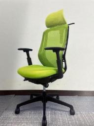 【前傾チルト機能付き】【オカムラ製品で最も人気を集める高機能メッシュチェア!】■オカムラ(okamura)製 シルフィ(Sylphy)チェア 肘付き ハイバック 背面メッシュ ■可動肘 ■ライムグリーン×ブラックシェル ■ヘッドレスト付き ■コートハンガー付き【状態良好品!】