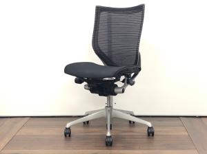 【※背裏フレームに日焼けあり / 人気のワーキングチェア！】オカムラ　バロンチェア　肘無　ブラック　ホワイトフレーム　人気　自宅　福岡　九州最大級《オフィスバスターズ福岡博多店は、福岡を拠点として、日本全国へ中古オフィス用品・オフィス家具を提供しております》