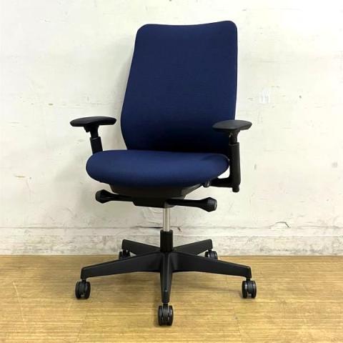 【2024年製で状態良好】オカムラ Potam(ポータム) スタンダードバック 背クッションタイプ アジャストアーム搭載 ミディアムブルー×ブラックフレーム