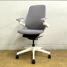 【2022年製】イトーキ　ノート　ハイバックモデル　アジャスタブル肘　プレーンクロス　張地：ライトグレー 　お洒落かつ状態良好なチェアが入荷