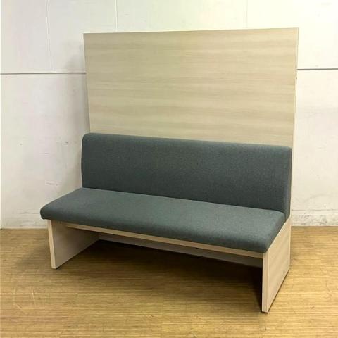 【在庫入替セール】オカムラ Bresta(ブレスタ) 2名掛けソファベンチ スタンダードタイプ バックパネル付き クロス:ダークグリーン 台座&パネル:プライズウッドライト 【ABW】