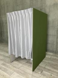 【吸音性能に優れ、集中を促すパーテーションブース！】■ウチダ（UCHIDA）製　ラナパネル（Lana Panel）　ソロワークブース　■セミクローズタイプ　■グリーン×グレー　■照明・カーテン付き【弊社使用欄：A01032951】