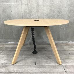 【リフレッシュルームや会議スペースに！】■コクヨ製（KOKUYO）製　デイズオフィス（DAYS OFFICE）シリーズ　ウッドチルト　丸テーブル　幅1200㎜　■電源タップ付　■木目ナチュラル【弊社使用欄：A01041732】