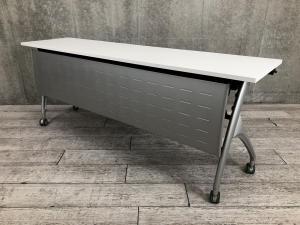 【これからの時期に便利】2~3名様で使えるスタックテーブル入荷！■イトーキ　リリッシュ　サイドスタックテーブル　■幅1800×450㎜　■幕板付き　■ホワイト【天板跳ね上げ式でコンパクトに収納】