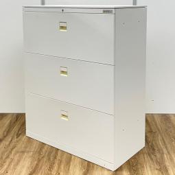【オフィス書類をスッキリ整理!】■オカムラ製 3段ラテラル書庫 ホワイト天板付き ■ファイル収納にオススメ!引出し型キャビネット!【在庫入替セール品】