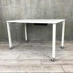 【在庫入替セール品！】フレキシブルに使用可能なキャスター付きワークテーブル！
■オカムラ　ワークテーブル　パーソナルテーブル　W1200×D700㎜　■キャスター付き　■ホワイト【来店限定キャンペーン】
