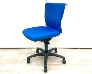 【オフィスの王道チェアが入荷!分厚いクッションとシンプルで使いやすい操作性!】■オカムラ(okamura) カロッツァ(Carrozza)チェア ローバック 肘無し ■ブルー ×ブラックシェル ■ハンガー付き【AD】