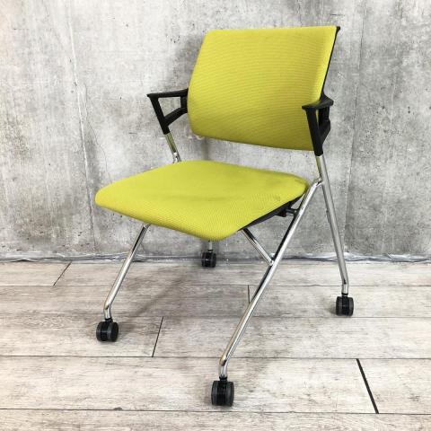 【定価約6万円】【使わない時は重ねて収納！肘付きで長時間の会議も安心の座り心地】■コクヨ（KOKUYO）製　ピエガシリーズ（Piega）　ネスティングチェア　ミーティングチェア　■固定肘/キャスター付　■背クッションタイプ　 ■グリーン×ブラックシェル